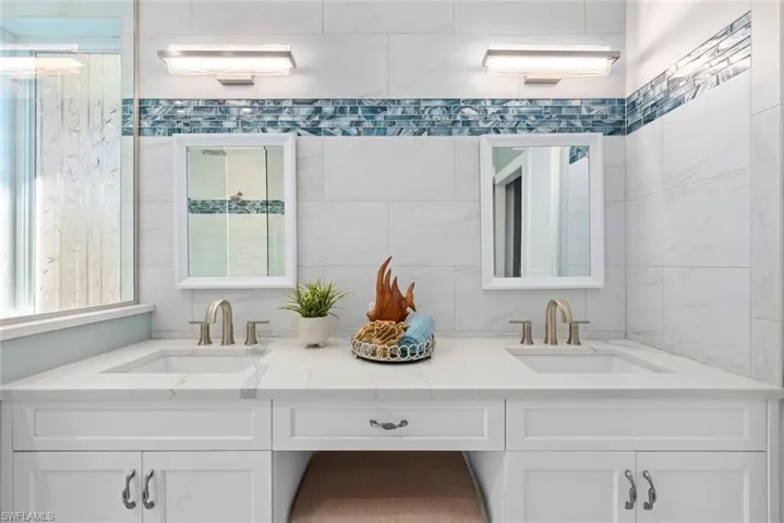 Primary bath, tile, double sinks