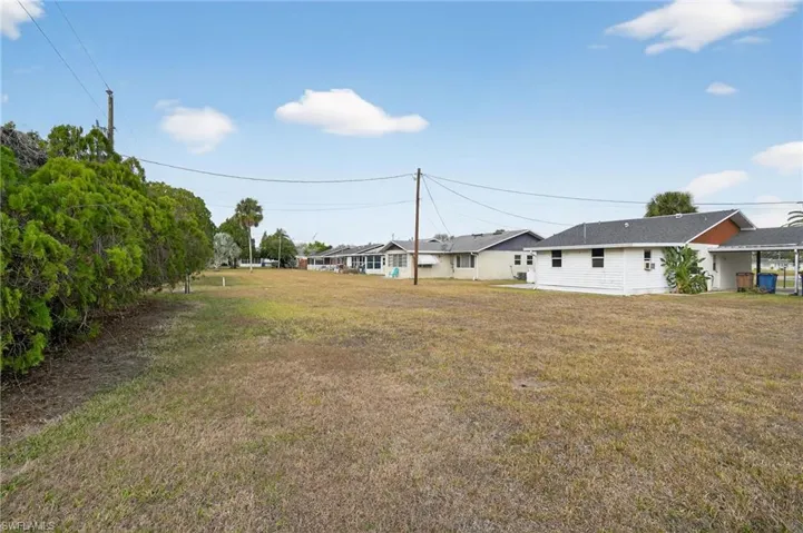 View of grassy yard