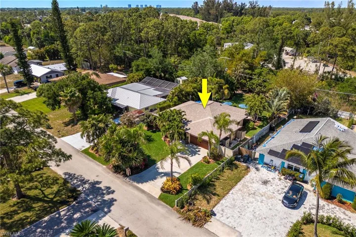 Aerial view featuring a residential view and a wooded view