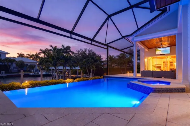 Pool at dusk, your evenings will delight your soul and refresh the mind.