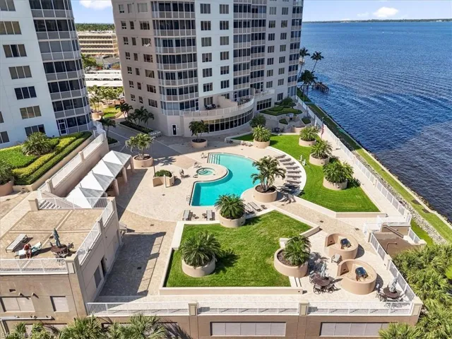 2104 W 1st  ST, Fort Myers, FL 33901