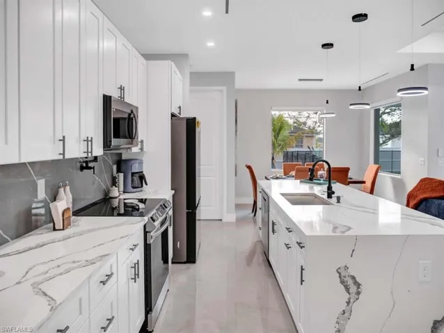 1002 Ne 2nd Pl, Cape Coral, Florida 33909