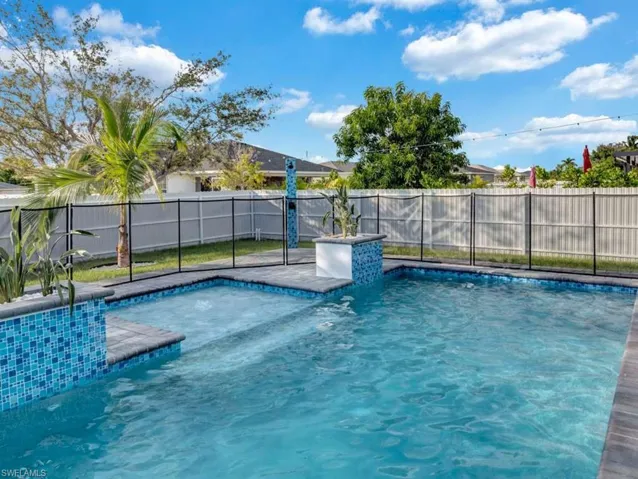 1002 Ne 2nd Pl, Cape Coral, Florida 33909
