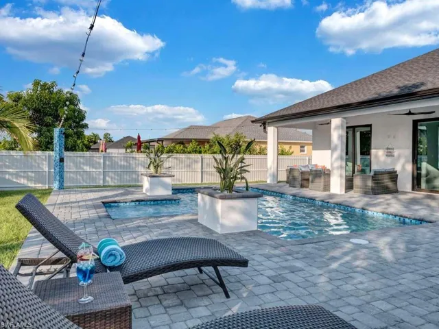 1002 Ne 2nd Pl, Cape Coral, Florida 33909