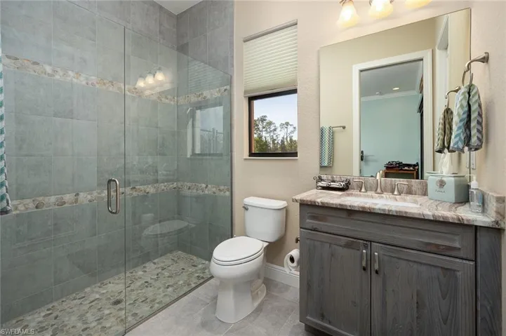 En Suite Bath-Beautiful Shower!