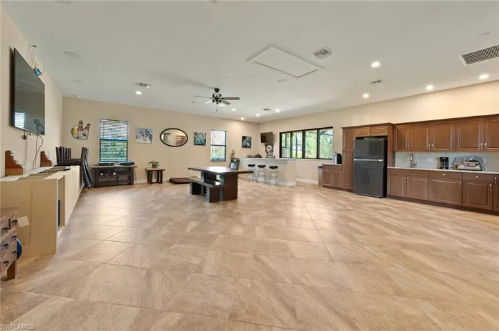 1000 Sq Ft Game Room/ Bar!