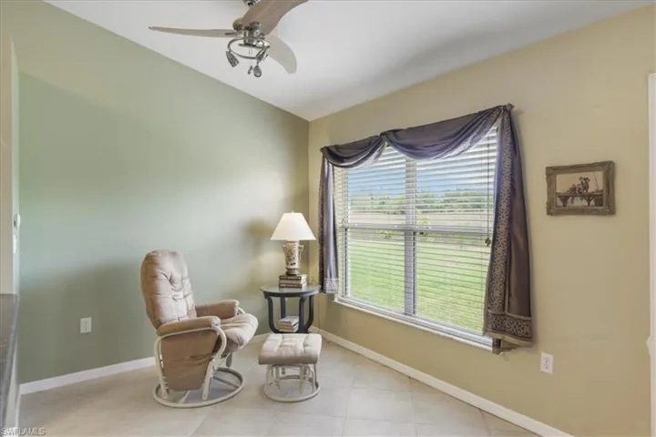 Sitting room/Eating area