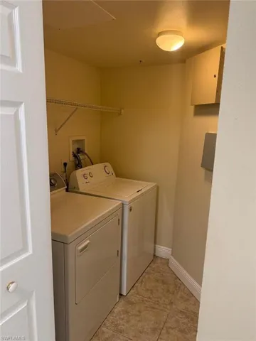 Laundry room with independent washer and dryer and baseboards