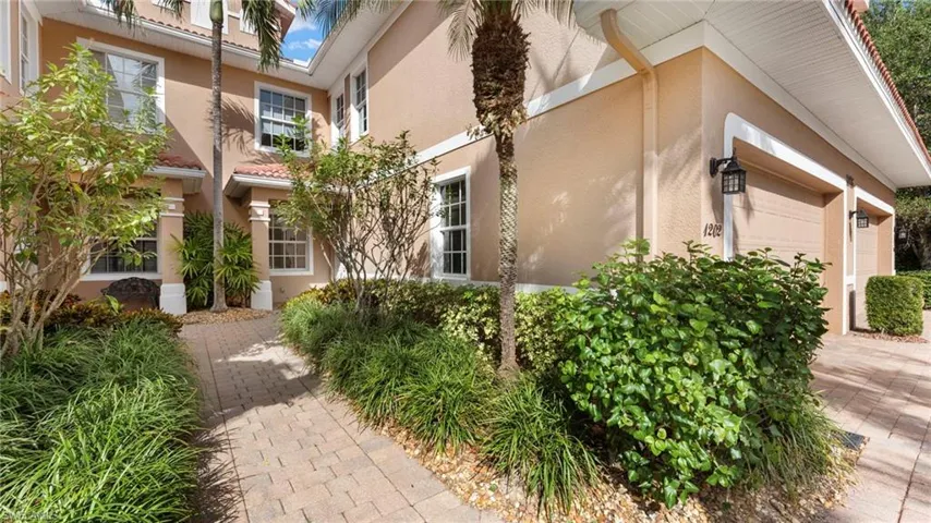 7876  Hawthorne  DR, Naples, FL 34113