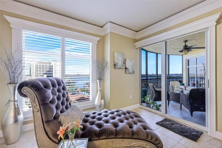 sitting area in owner's suite