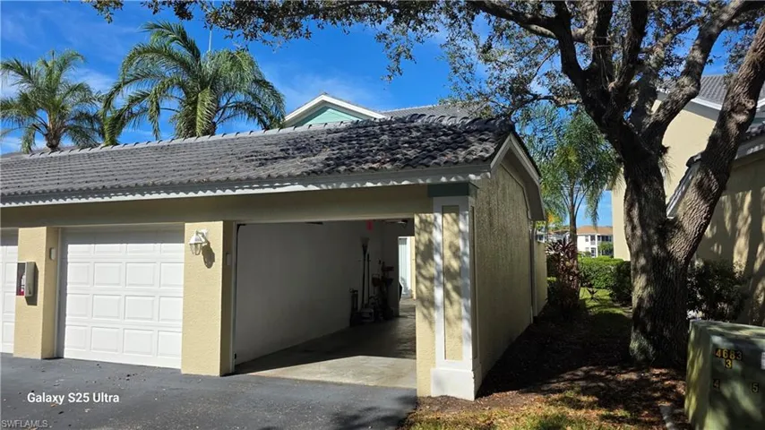 Single Garage with Courtyard Door!