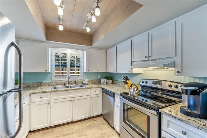 564  109th N AVE, Naples, FL 34108