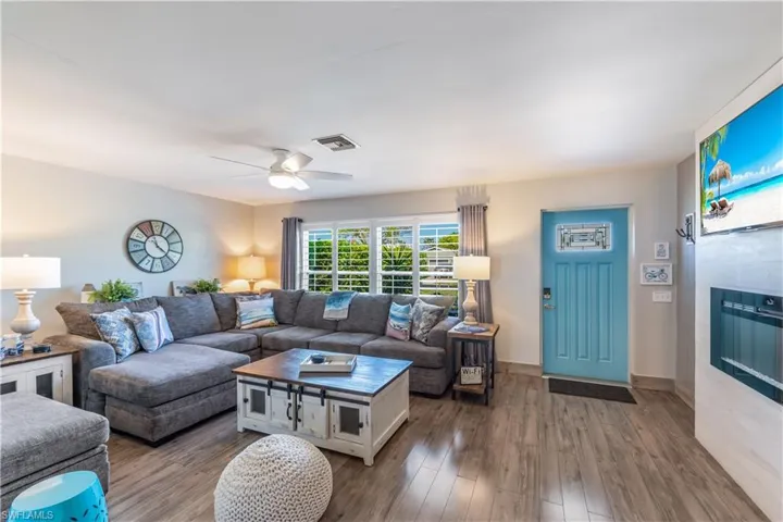 564  109th N AVE, Naples, FL 34108