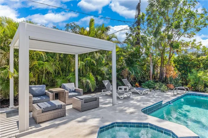 564  109th N AVE, Naples, FL 34108