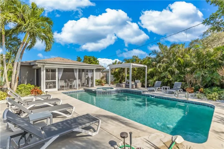 564  109th N AVE, Naples, FL 34108