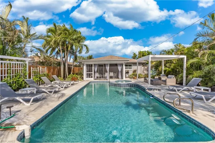 564  109th N AVE, Naples, FL 34108