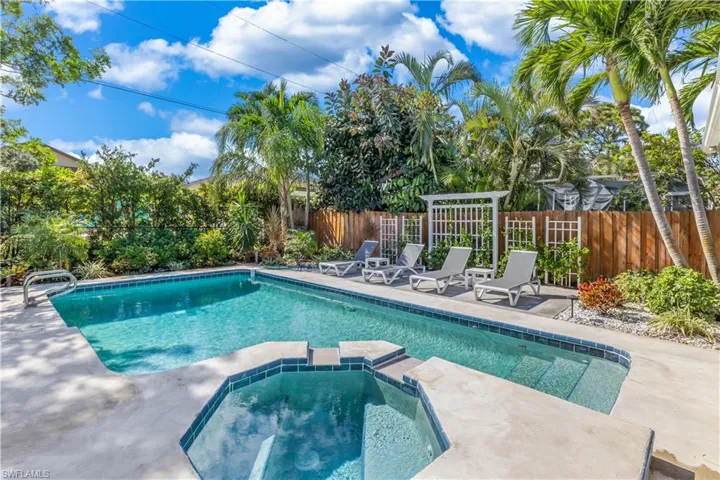 564  109th N AVE, Naples, FL 34108