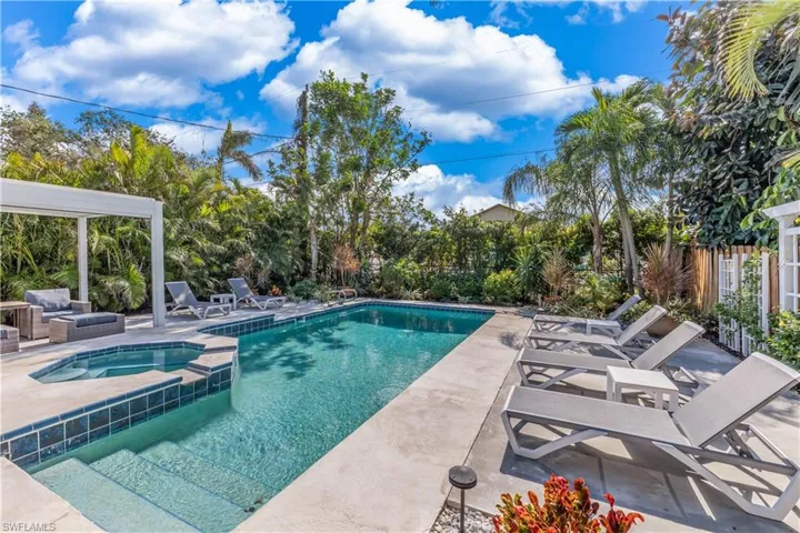 564  109th N AVE, Naples, FL 34108