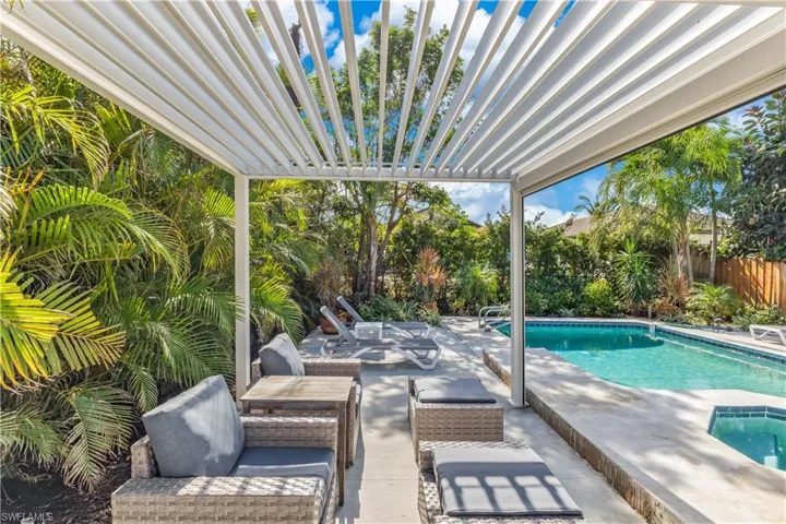 564  109th N AVE, Naples, FL 34108