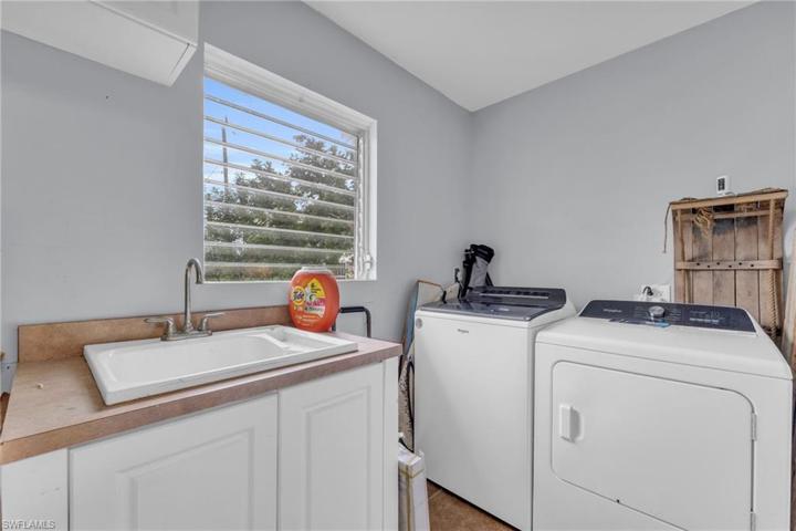 5221  York  CT, CAPE CORAL, FL 33904