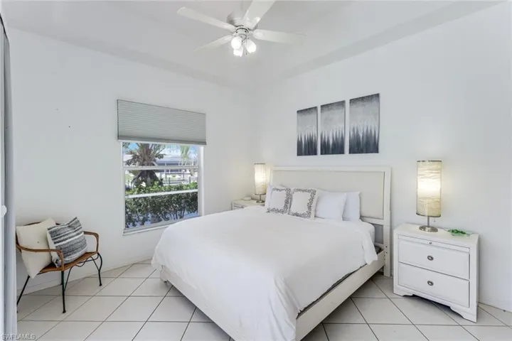 Vaulted ceiling with a ceiling fan and light fixture