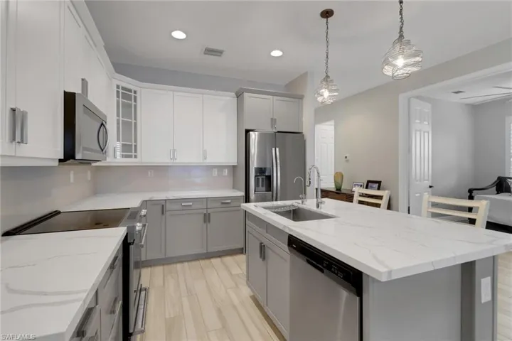8858  Madrid  CIR, Naples, FL 34104