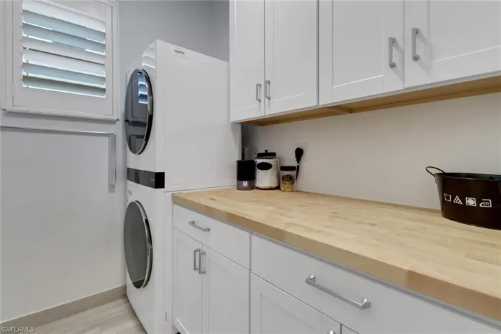 8858  Madrid  CIR, Naples, FL 34104