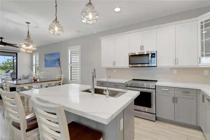 8858  Madrid  CIR, Naples, FL 34104