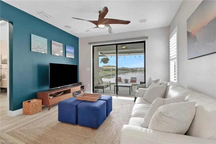 8858  Madrid  CIR, Naples, FL 34104
