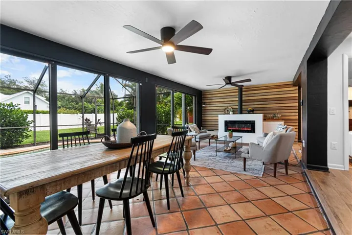 Sunroom / solarium with ceiling fan