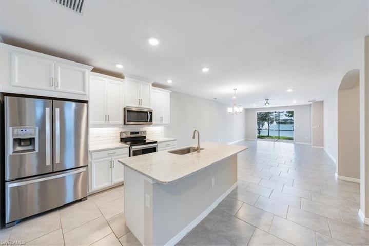 14598  Edgewater  CIR, Naples, FL 34114