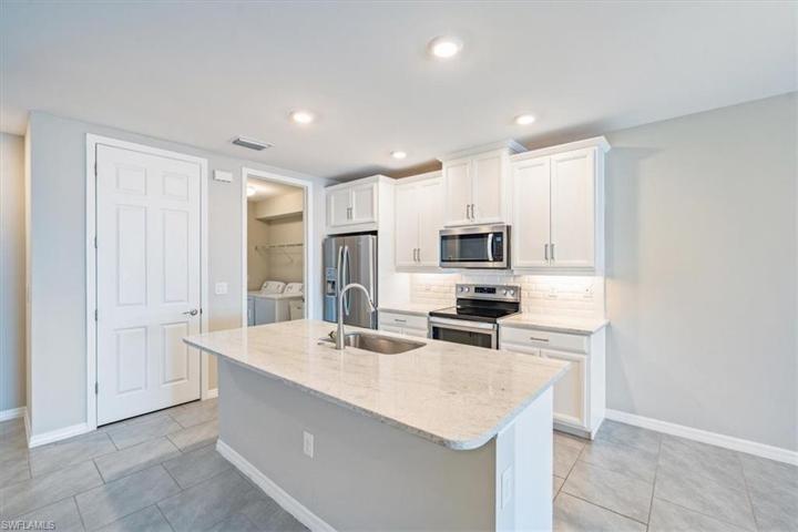 14598  Edgewater  CIR, Naples, FL 34114