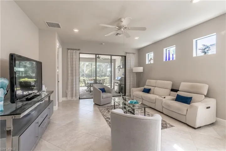 7686  Jacaranda  LN, Naples, FL 34114