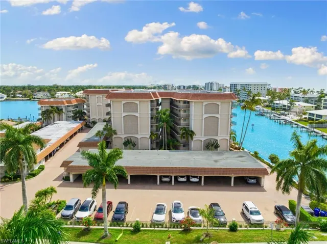222 Harbour DR # 207, NAPLES FL 34103