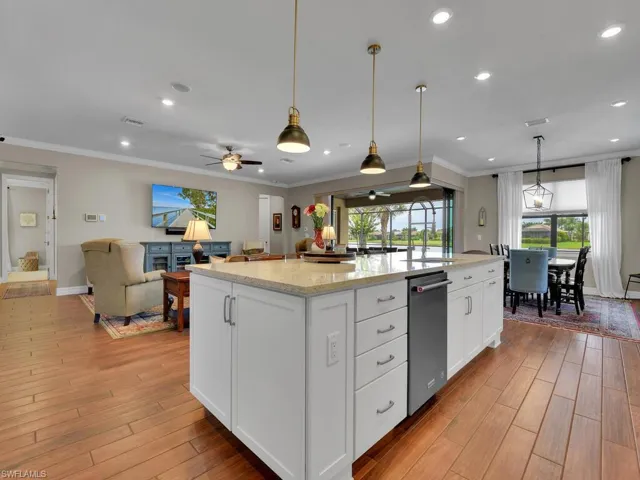 Kitchen w/ Island & Walk-In Pantry