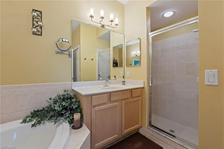 7670  Meadow Lakes  DR, Naples, FL 34104