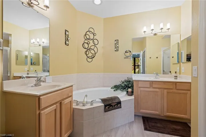 7670  Meadow Lakes  DR, Naples, FL 34104