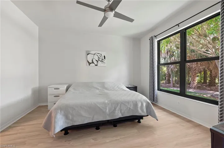7670  Meadow Lakes  DR, Naples, FL 34104