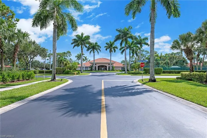 7670  Meadow Lakes  DR, Naples, FL 34104