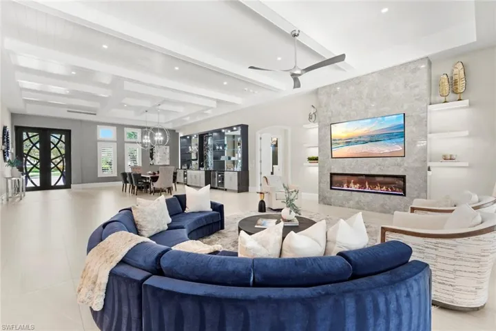 Great room w/electric fireplace