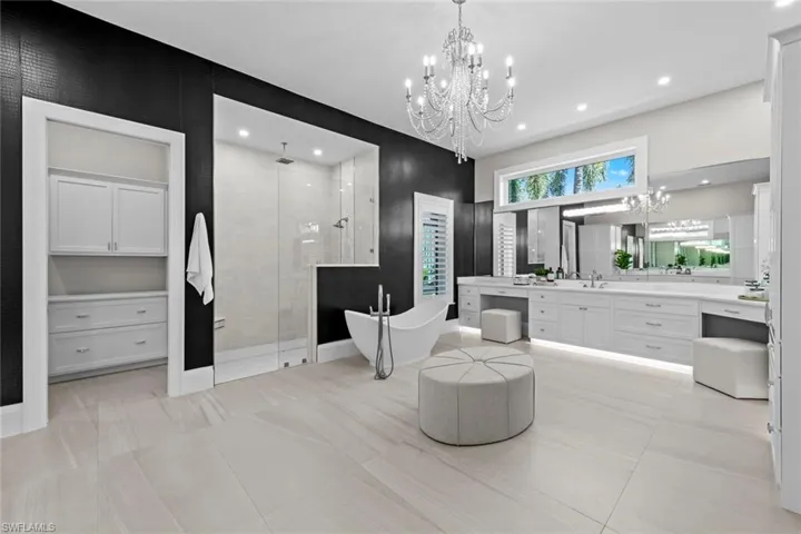 Master bath - Her side
