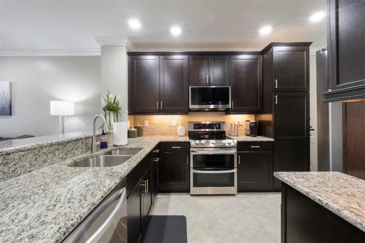 15114 Palmer Lake Cir 104, Naples, Florida 34109
