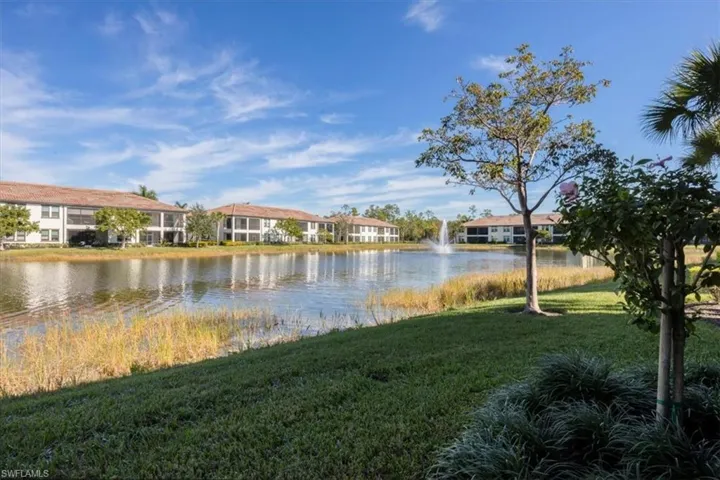 15114 Palmer Lake Cir 104, Naples, Florida 34109