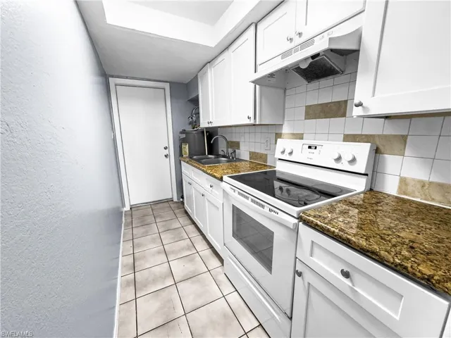 6617 Warwick Cir, Fort Myers, Florida 33919