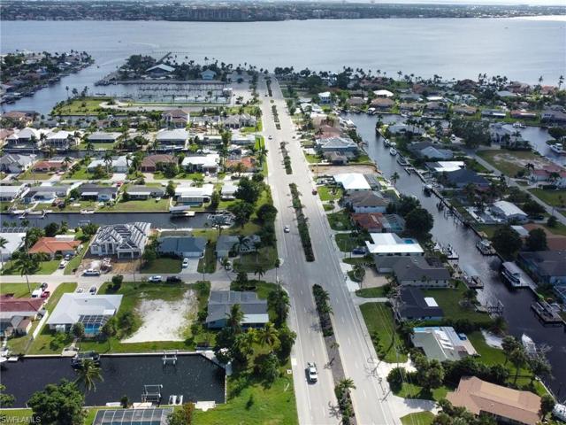 Close proximity to Yacht Club beach and Boathouse Restaurant.