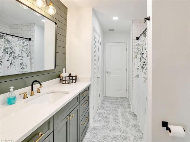 Guest bath w/door to lanai