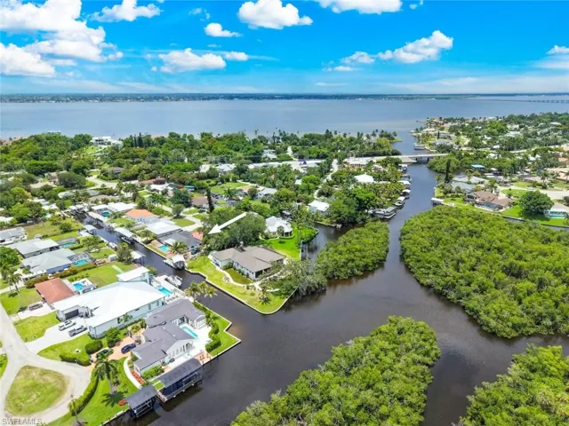 1040 Edgemere Dr, Fort Myers, Florida 33919