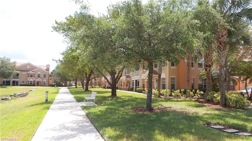 View of home's community featuring a yard and a residential view