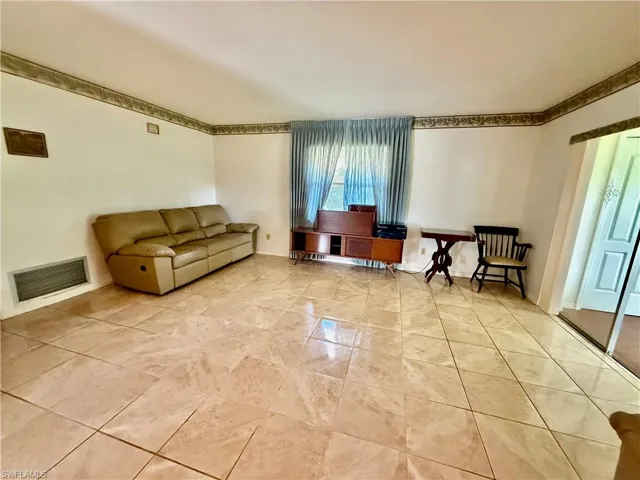 217 Oaklawn Ct, Lehigh Acres, Florida 33936
