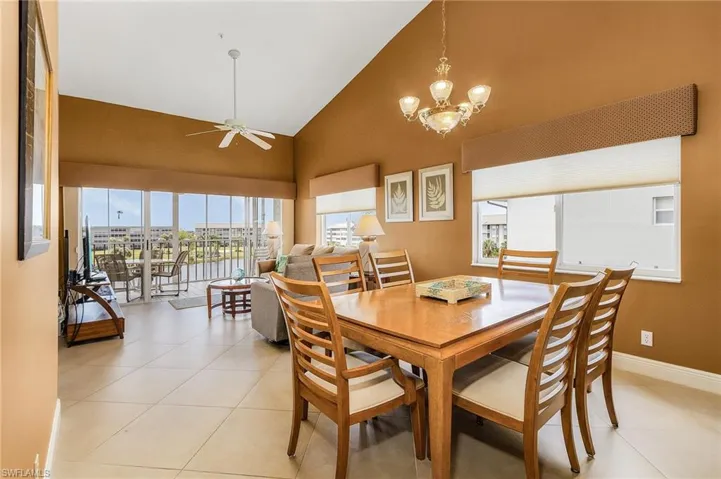 The feel within Muirfield PH10 is spacious given its vaulted ceilings, light and neutral diagonal tile and the 2 extra large side windows.
